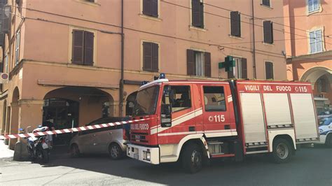 Rogo da Zara in pieno centro, paura e famiglie evacuate